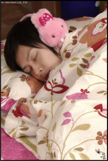 Anh chàng Hee Chul đã 29 tuổi nhưng vẫn thích kiểu ngủ "hoa, lá, cành".