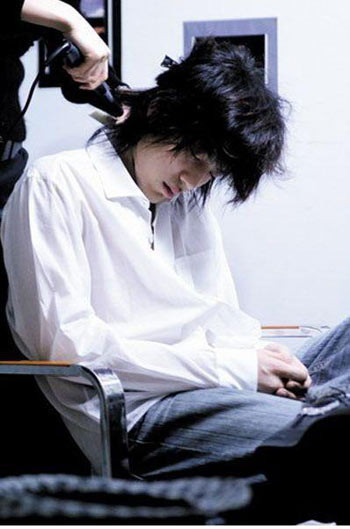 Khổ thân Se7en mệt đến nỗi lúc làm đầu bị kéo tóc kéo tai đến thế này vẫn ngủ được.