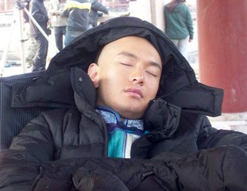 Anh chàng "Vi Tiểu Bảo" Huỳnh Hiểu Minh chống lạnh, chui vào áo ấm và ngủ quên mất!