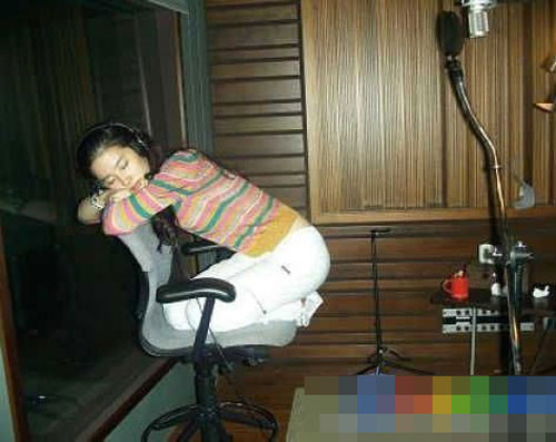 Tiện thể giữa giờ thu âm, Lưu Diệc Phi nhào ngay lên ghế đánh một giấc.