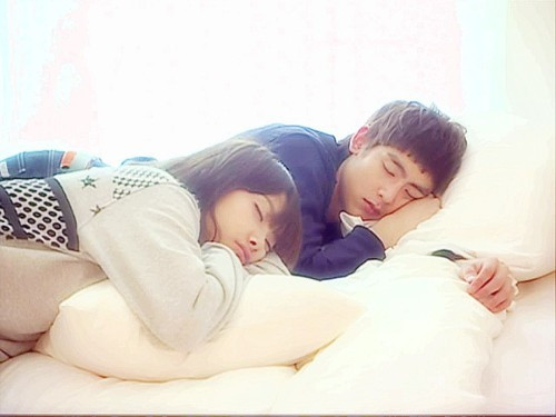 "Vợ chồng" nhà Nichkhun - Victoria mỗi người một điệu ngủ, anh chồng ngủ rất dễ thương, còn cô vợ hình như đang mơ được ăn gì thì phải.