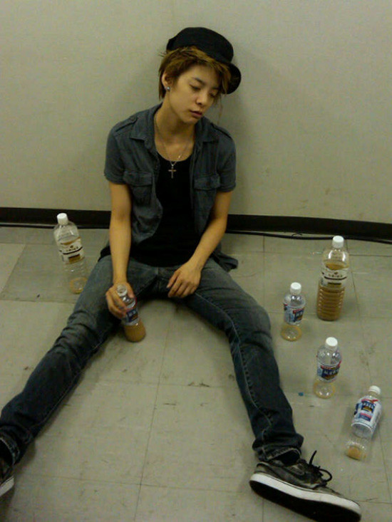 Cô nàng Amber của f(x) đang làm gì đây, phải chăng là say nước hoa quả?