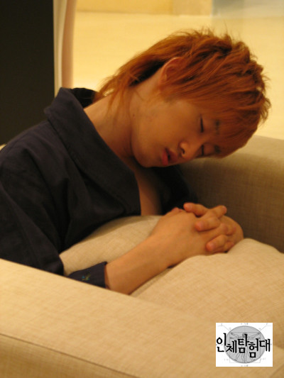 Eun Hyuk ngủ sao mà thương thế.