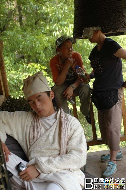 Chàng thư sinh 'Đổng Vĩnh' Hồ Ca ngủ mà tay vẫn cầm điện thoại.