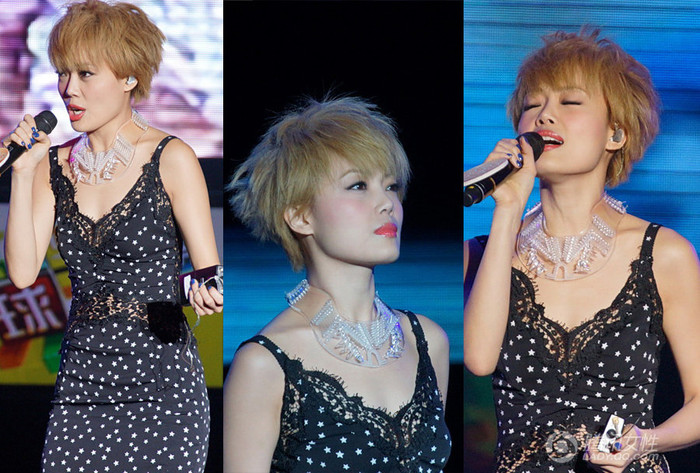 Do đó cô không nên mặc những kiểu váy cổ sâu hình chữ V bởi nó sẽ càng làm lộ rõ khuyết điểm của cô.