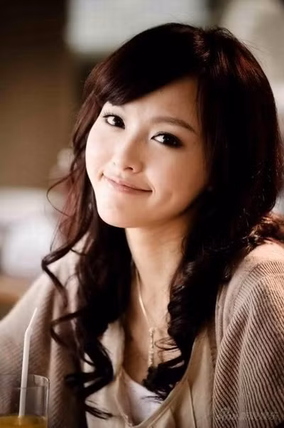 Với má lúm đồng tiền, nụ cười của người đẹp Thượng Hải Đường Yên càng thêm điểm hút.