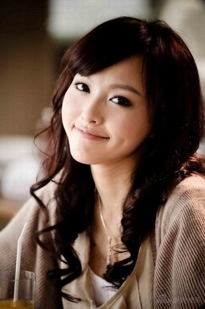 Với má lúm đồng tiền, nụ cười của người đẹp Thượng Hải Đường Yên càng thêm điểm hút. Với má lúm đồng tiền, nụ cười của người đẹp Thượng Hải Đường Yên càng thêm điểm hút.