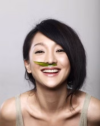 Nhờ lợi thế khuôn mặt nên nụ cười của Châu Tấn rất lôi cuốn.