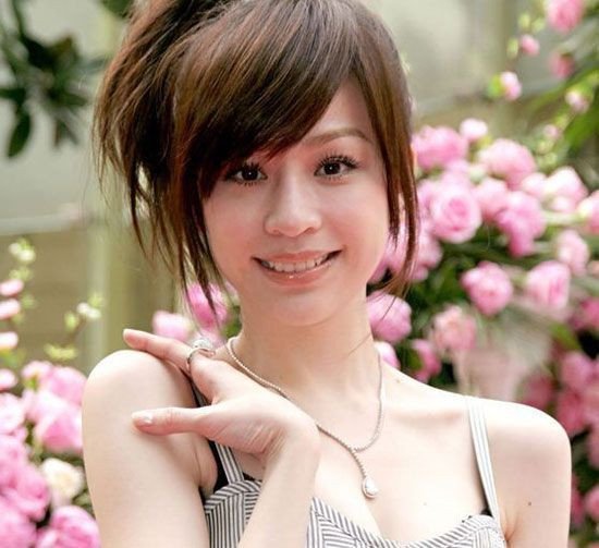 Vương Tâm Lăng với nụ cười thánh thiện rất đáng yêu. Vương Tâm Lăng với nụ cười thánh thiện rất đáng yêu.