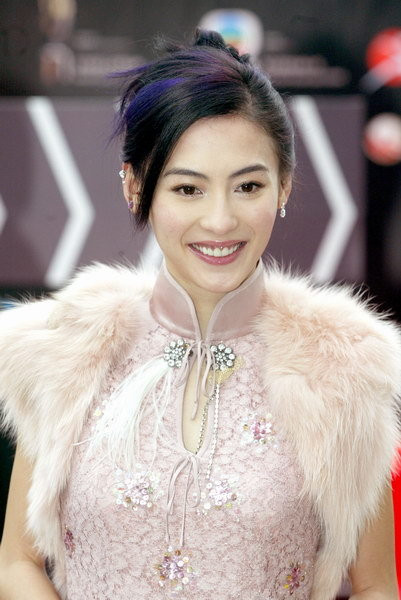 Nụ cười quý phái của Trương Bá Chi càng toát lên vẻ đẹp lai của cô. Nụ cười quý phái của Trương Bá Chi càng toát lên vẻ đẹp lai của cô.