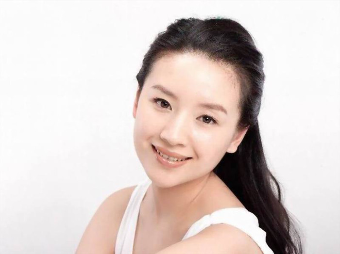 Nụ cười của Đổng Khiết cũng như cái tên của cô, rất thanh khiết. Nụ cười của Đổng Khiết cũng như cái tên của cô, rất thanh khiết.