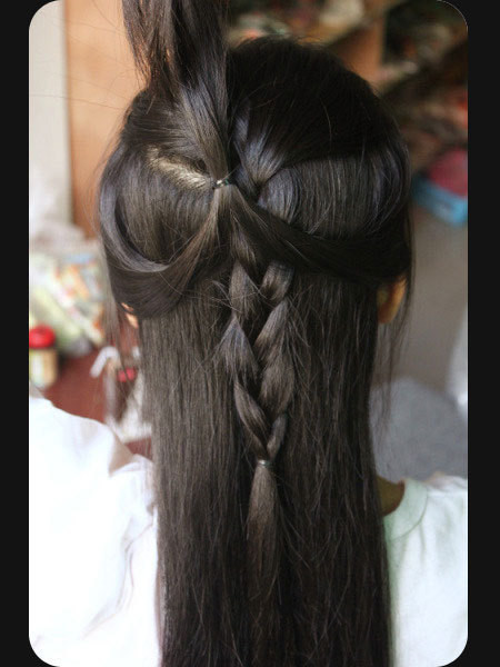 Lộn phần tóc vừa cột lại vào trong.