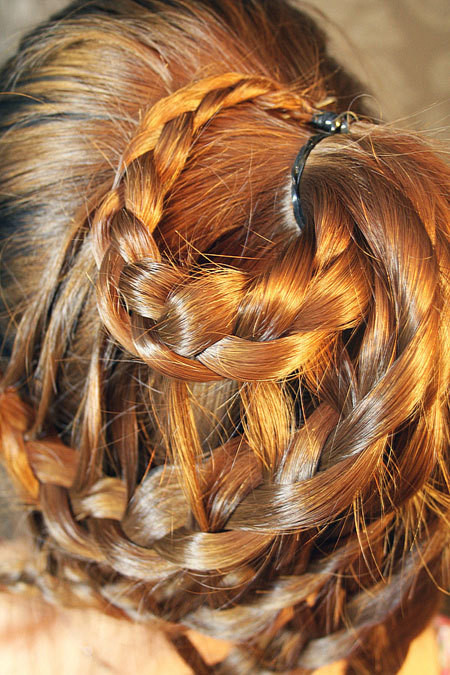 Sau đó lấy tết tóc một cuốn lên cố định đuôi tóc trên chân tóc đuôi gà.