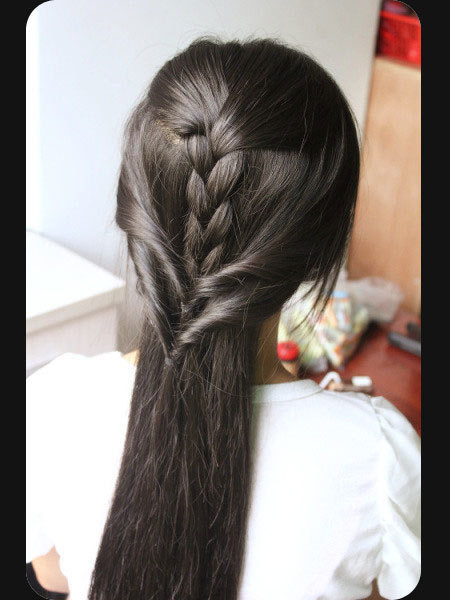 Cũng luồn phần tóc thứ hai vào trong như phần tóc một.