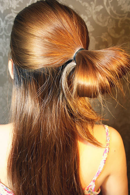 Buộc gấp phần tóc vừa lấy.