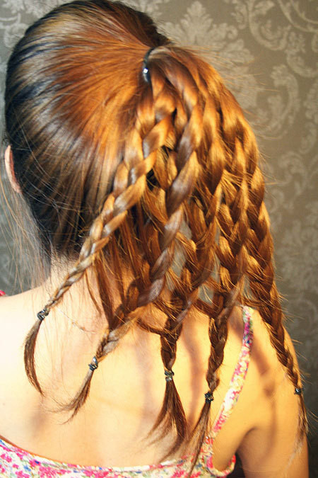 Chú ý cần chia các phần tóc thật đều và chiều dài mỗi tết tóc cũng cần cố định.