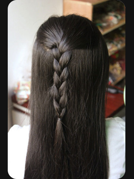 Kiểu 4: Lấy một phần tóc trên đỉnh đầu rồi tết lại.