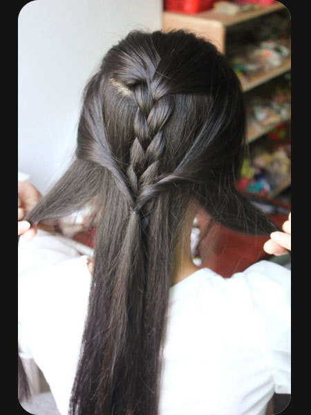 Tiếp tục lấy hai phần tóc phía dưới và cột lại.