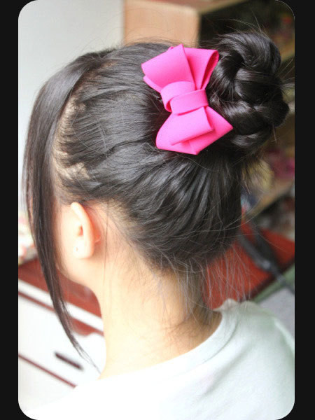 Giữ chặt và cài nơ xinh lên để kiểu tóc thời trang hơn.