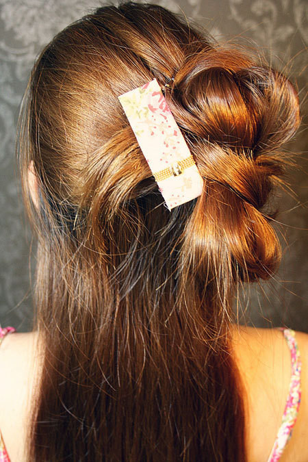 Cố định các đầu tóc và dùng kẹp giữ chặt đuôi tóc sang một bên.