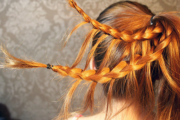 Tiếp tục làm với tết tóc thứ hai, nhưng mỗi bước lại lấy thêm phần tóc còn sót lại của tết tóc một gộp vào tết tóc hai, đồng thời cũng bỏ lại một phần tóc.