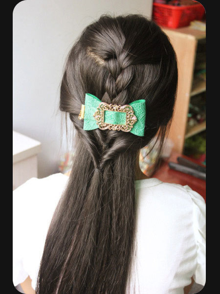 Cuối cùng chọn thêm một kiểu nơ xinh theo ý muốn để làm đẹp thêm cho kiểu tóc. Chúc bạn thành công.