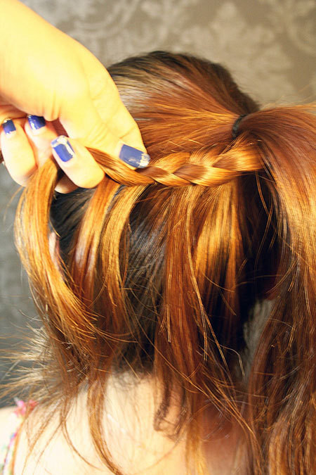 Lấy một phần tóc nhỏ tết lại, mỗi bước tết nhớ bỏ lại một phần tóc.