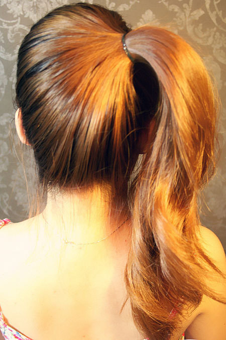 Đầu tiên buộc tóc theo kiểu đuôi ngựa lệch sang một bên.