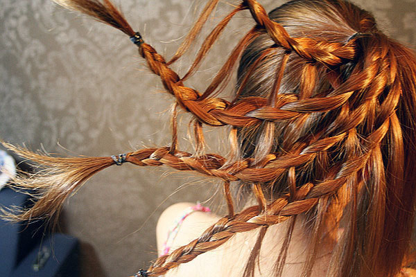 Tiếp tục làm như thế với những tết tóc còn lại.