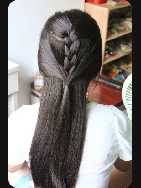 Sau đó lấy hai phần tóc hai bên cột lửng ở phía dưới.