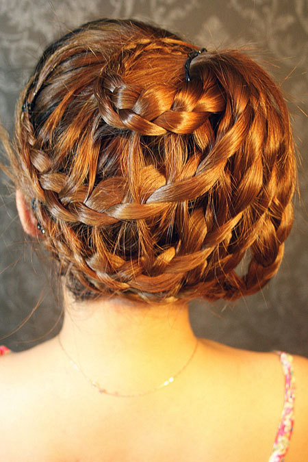 Mỗi tết tóc sau đó cũng cố định sang một bên nhưng hạ thấp hơn so với tết tóc trước.