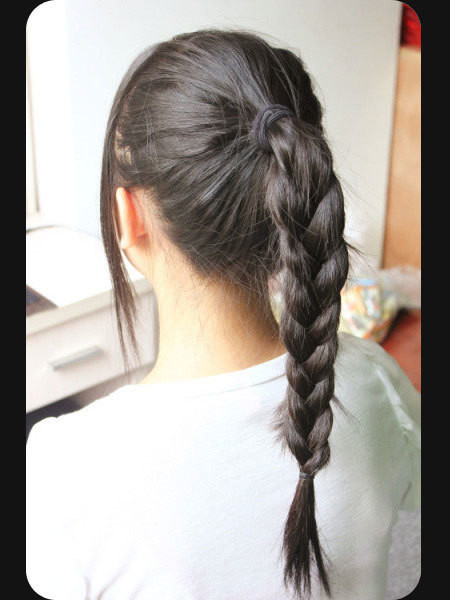 Kiểu 3: Cột tóc theo kiểu đuôi ngựa rồi tết lại.