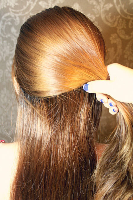 Lấy nửa phần tóc phía trên.