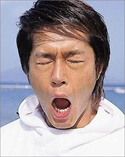 Ôi trời, điệu ngáp của Cổ Thiên Lạc đúng là có một không hai.