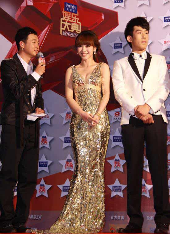 Váy lấp lánh chảy theo đường cong cơ thể khoe vòng hai thon thả, vòng một đẫy đà. Váy lấp lánh chảy theo đường cong cơ thể khoe vòng hai thon thả, vòng một đẫy đà.