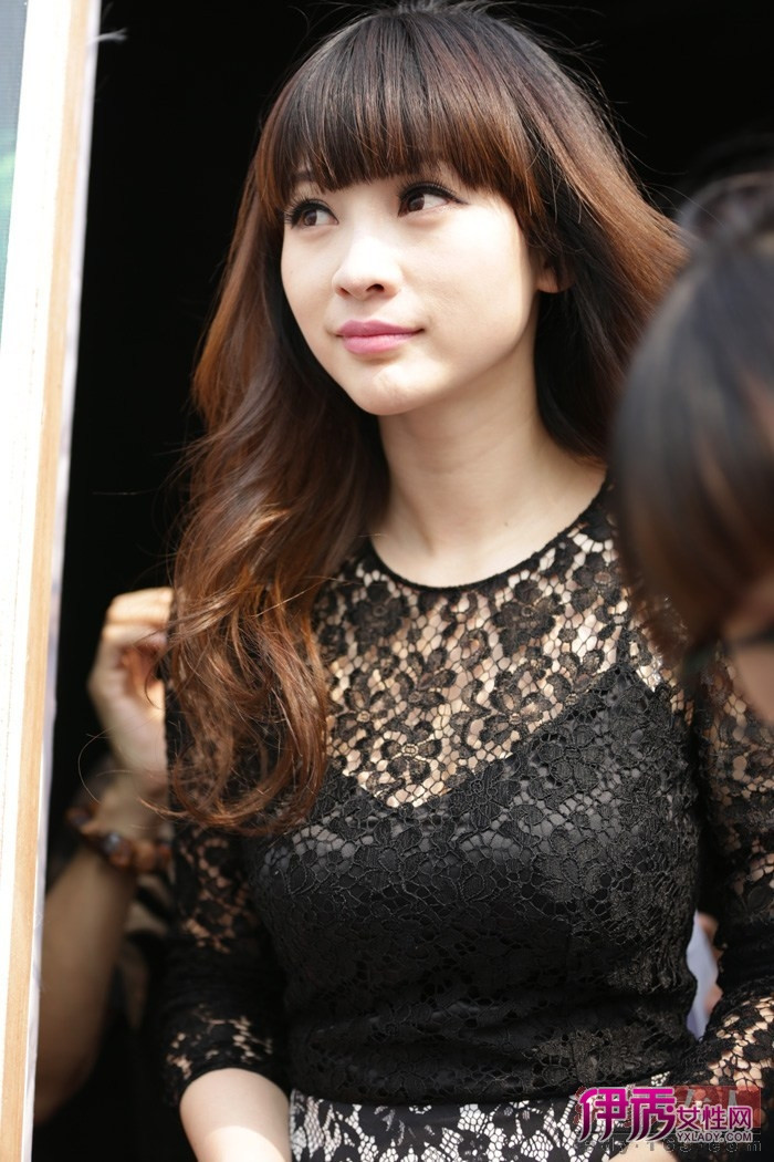 Áo ren vô cùng gợi cảm nhưng lần này cô kết hợp thêm một lớp áo bên trong khiến vòng một tuy không hở nhưng cũng rất hút hồn. Ảnh: yxlady Áo ren vô cùng gợi cảm nhưng lần này cô kết hợp thêm một lớp áo bên trong khiến vòng một tuy không hở nhưng cũng rất hút hồn. Ảnh: yxlady