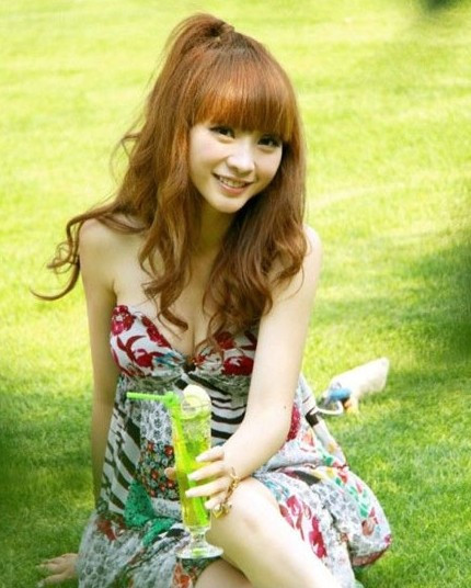 Mái ngố váy hoa đáng yêu như những cô nàng 9x. Mái ngố váy hoa đáng yêu như những cô nàng 9x.