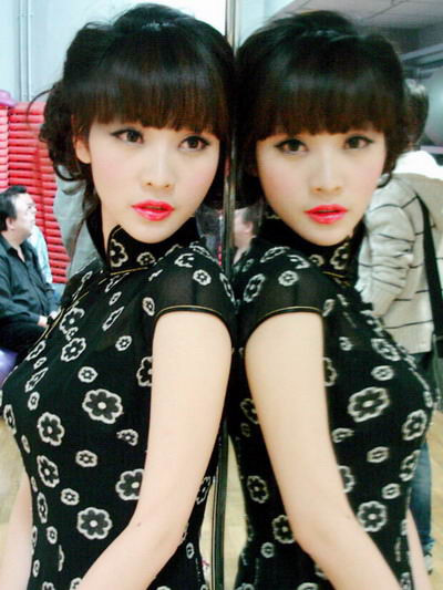 Với váy sườn xám đen bó sát giúp Liễu Nham vô cùng nổi bật với làn da trắng, bờ môi đỏ. Là minh chứng rõ ràng cho câu "đẹp không cần hở". Với váy sườn xám đen bó sát giúp Liễu Nham vô cùng nổi bật với làn da trắng, bờ môi đỏ. Là minh chứng rõ ràng cho câu "đẹp không cần hở".