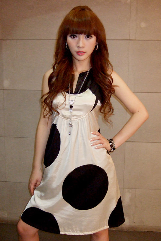 Làn váy lụa mỏng manh, nhẹ nhàng cực kỳ gợi cảm. Làn váy lụa mỏng manh, nhẹ nhàng cực kỳ gợi cảm.