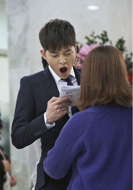 Song Joong Ki ngáp ngắn ngáp dài.