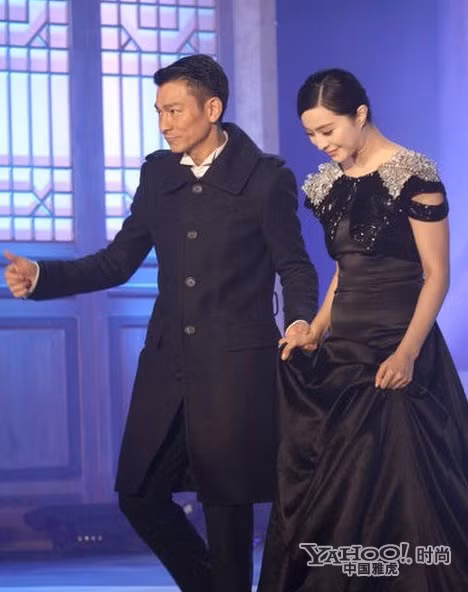 Dù có mặc váy màu đen nhưng bụng mỡ của Phạm Băng Băng quá lớn nên không thể che giấu được. Ảnh: Yahoo