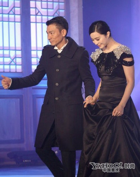 Dù có mặc váy màu đen nhưng bụng mỡ của Phạm Băng Băng quá lớn nên không thể che giấu được. Ảnh: Yahoo Dù có mặc váy màu đen nhưng bụng mỡ của Phạm Băng Băng quá lớn nên không thể che giấu được. Ảnh: Yahoo