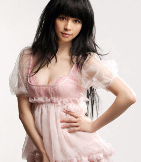 Cô nàng Từ Nhược Tuyên rất quyến rũ với nội y màu hồng.
