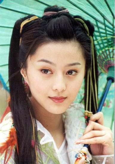 Vẫn là chiếc cằm nhọn, mũi nhỏ và đôi mắt đẹp. Vẫn là chiếc cằm nhọn, mũi nhỏ và đôi mắt đẹp.