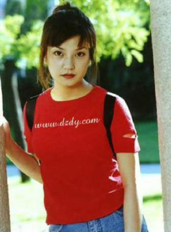 Tuy nhiên lúc còn trẻ, khuôn mặt cô có vẻ hơn tròn trịa với hai má "bách đúc". Tuy nhiên lúc còn trẻ, khuôn mặt cô có vẻ hơn tròn trịa với hai má "bách đúc".