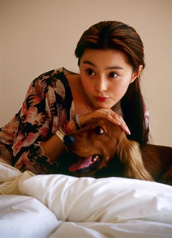 Có thể thấy được, lúc trẻ những nét đẹp của Phạm Băng Băng tuy không lộng lẫy, nhưng lại dễ khiến người khác yêu thích. Có thể thấy được, lúc trẻ những nét đẹp của Phạm Băng Băng tuy không lộng lẫy, nhưng lại dễ khiến người khác yêu thích.