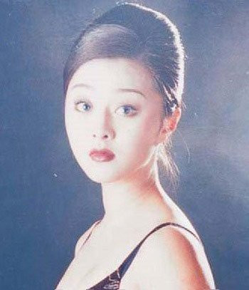 Vẻ đẹp khá "mộc", chưa mang vẻ sành điệu, quyến rũ như hiện tại. Vẻ đẹp khá "mộc", chưa mang vẻ sành điệu, quyến rũ như hiện tại.