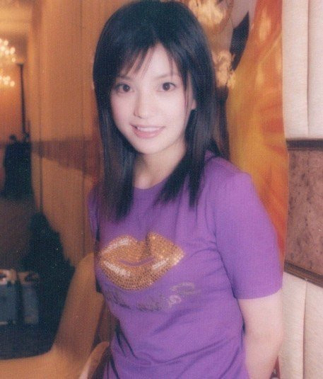 Lúc trẻ, Triệu Vy sở hữu một vẻ đẹp rất hiện đại và đặc biệt trong làng giải trí Hoa ngữ với đôi mắt to, khuôn miệng rộng. Lúc trẻ, Triệu Vy sở hữu một vẻ đẹp rất hiện đại và đặc biệt trong làng giải trí Hoa ngữ với đôi mắt to, khuôn miệng rộng.