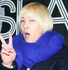 Lee Hong Ki vừa ngáp vừa giơ tay tạo dáng.