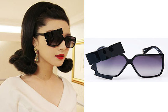 Kính hoa Nathan Jenden. Sự nổi bật của cô không chỉ dừng lại ở cách "ăn vận" mà cả những thứ phụ kiện đi kèm cũng luôn là chủ đề bàn tán lớn. Như đôi kính Nathan Jenden này, ấn tượng bởi có thêm một chiếc nơ nhỏ xinh xắn trên mắt kính, cùng phong cách trang điểm và kiểu tóc khiến Phạm Băng Băng khác hẳn so với mọi người. Kính hoa Nathan Jenden. Sự nổi bật của cô không chỉ dừng lại ở cách "ăn vận" mà cả những thứ phụ kiện đi kèm cũng luôn là chủ đề bàn tán lớn. Như đôi kính Nathan Jenden này, ấn tượng bởi có thêm một chiếc nơ nhỏ xinh xắn trên mắt kính, cùng phong cách trang điểm và kiểu tóc khiến Phạm Băng Băng khác hẳn so với mọi người.